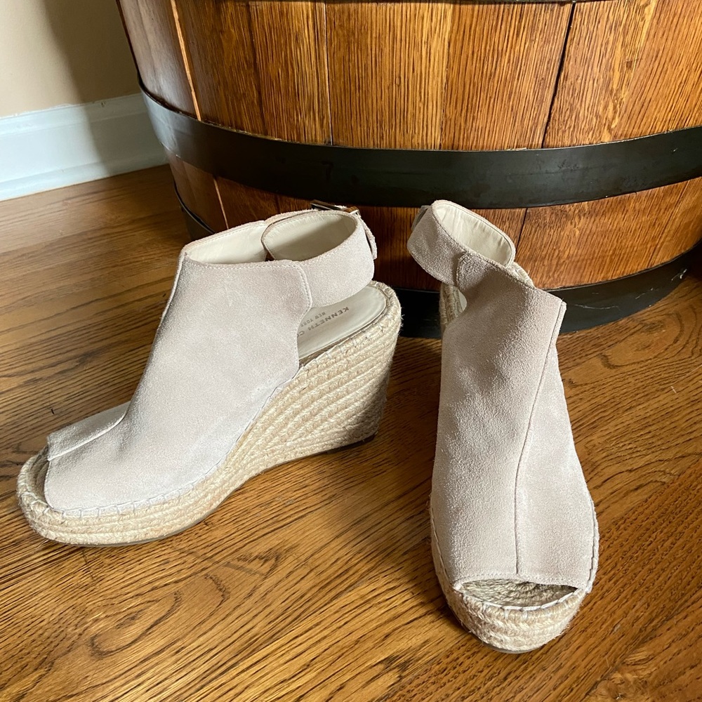 Kenneth Cole 9 beige suede espadrille wedge sandal